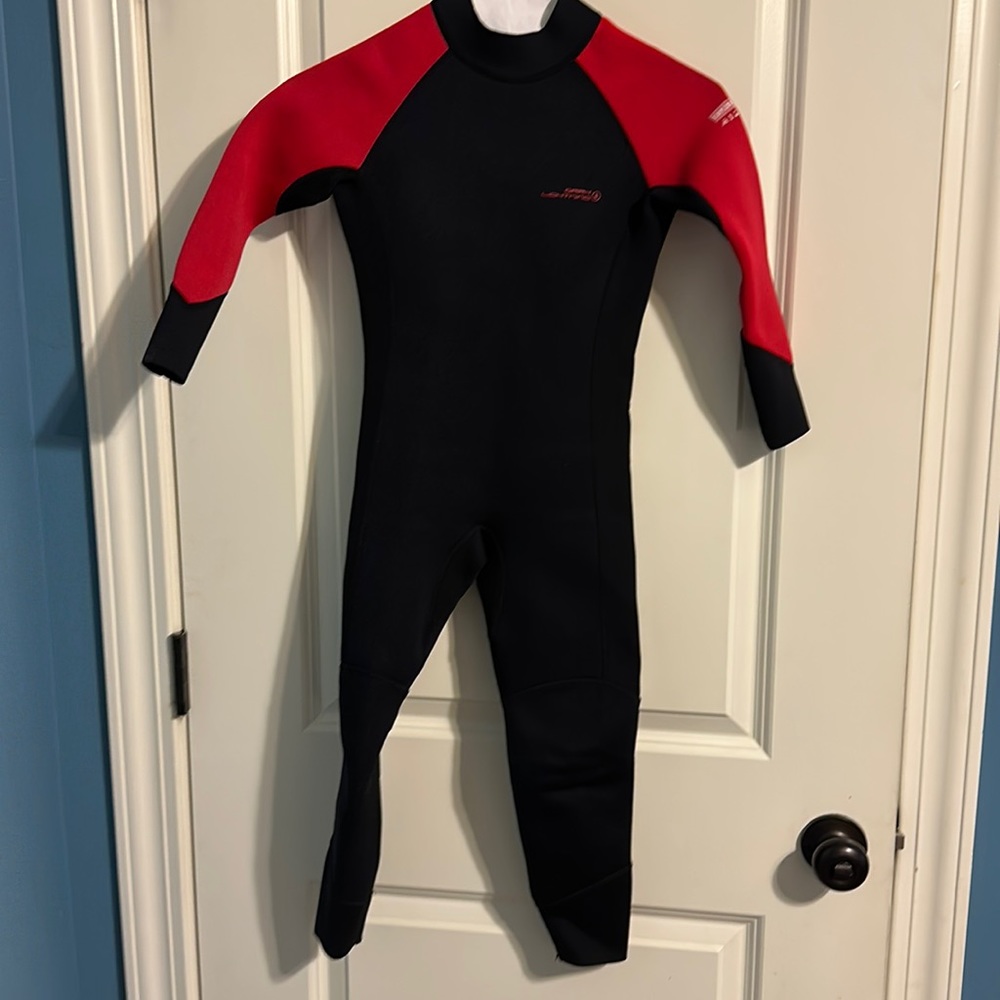Boys Size 6t Wetsuit. Black/red. Worn once